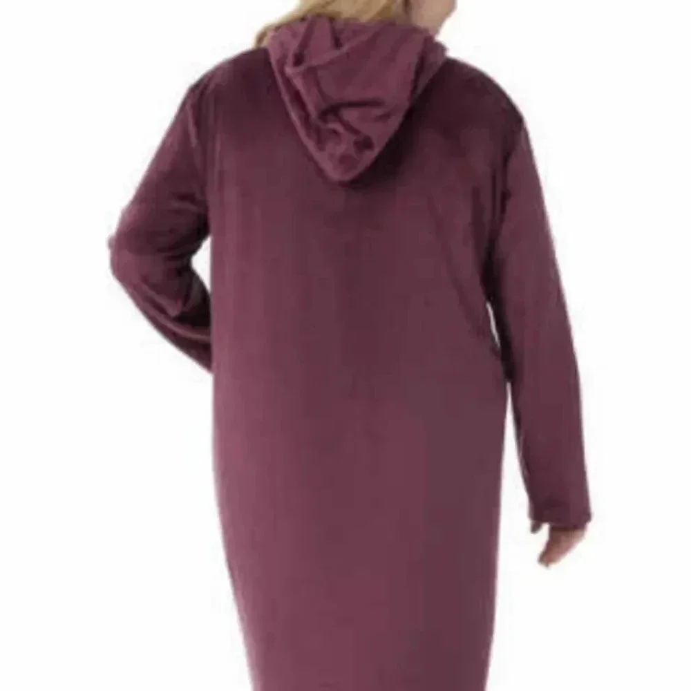 Snuggie Woman’s 32 degree plush sleep lounger